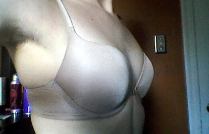 Пример женской груди маленького размера с широким основанием